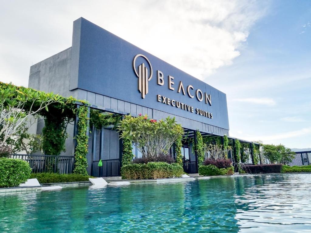 een uitzicht op de buitenkant van een resort met een zwembad bij Victoria Beacon Executive Suites by Bin Dao Wu Homestay Penang in George Town