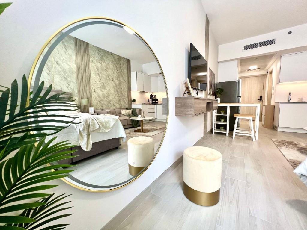 Cozy JVC Studio with Pool Access