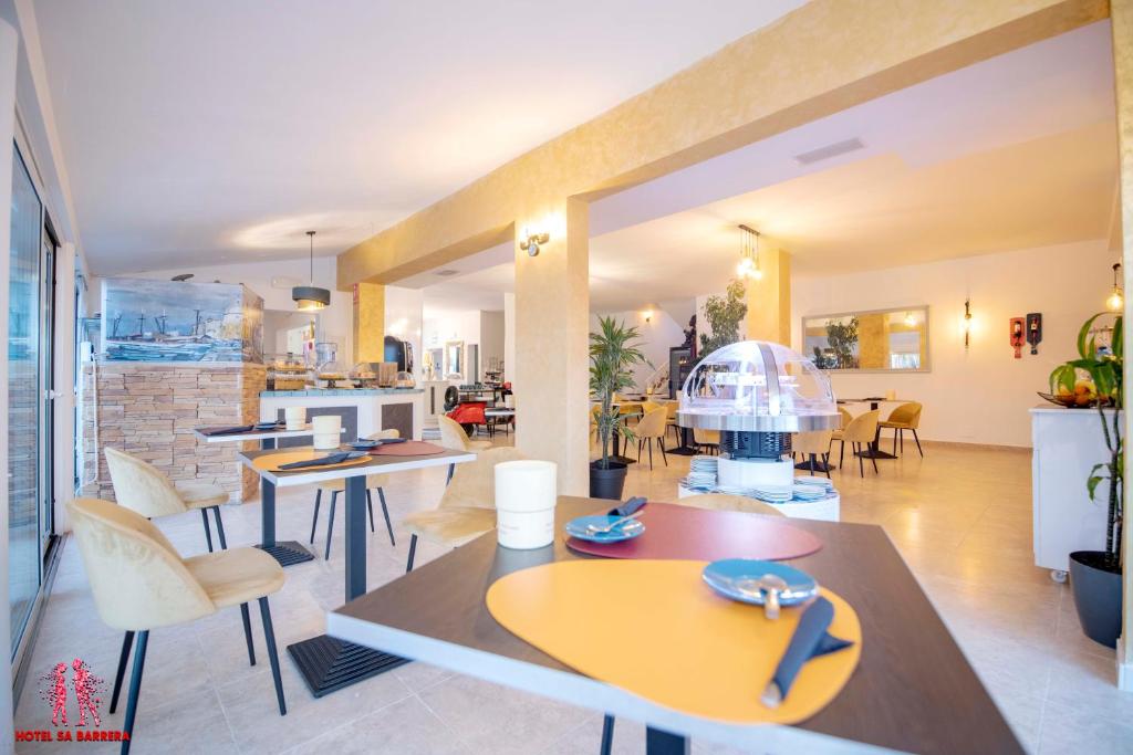 A cozinha ou cozinha compacta de Hotel Sa Barrera - Adults Only