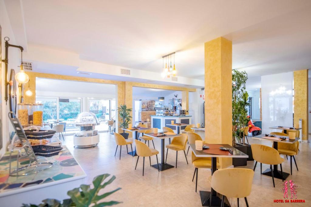 Um restaurante ou outro lugar para comer em Hotel Sa Barrera - Adults Only