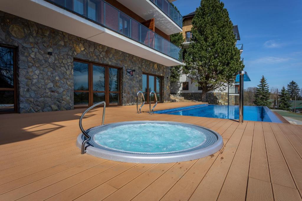 Bazén v ubytovaní Green Park Resort A3- Złoty Jeleń- z dostępem do basenu, sauny, jacuzzi, siłowni alebo v jeho blízkosti