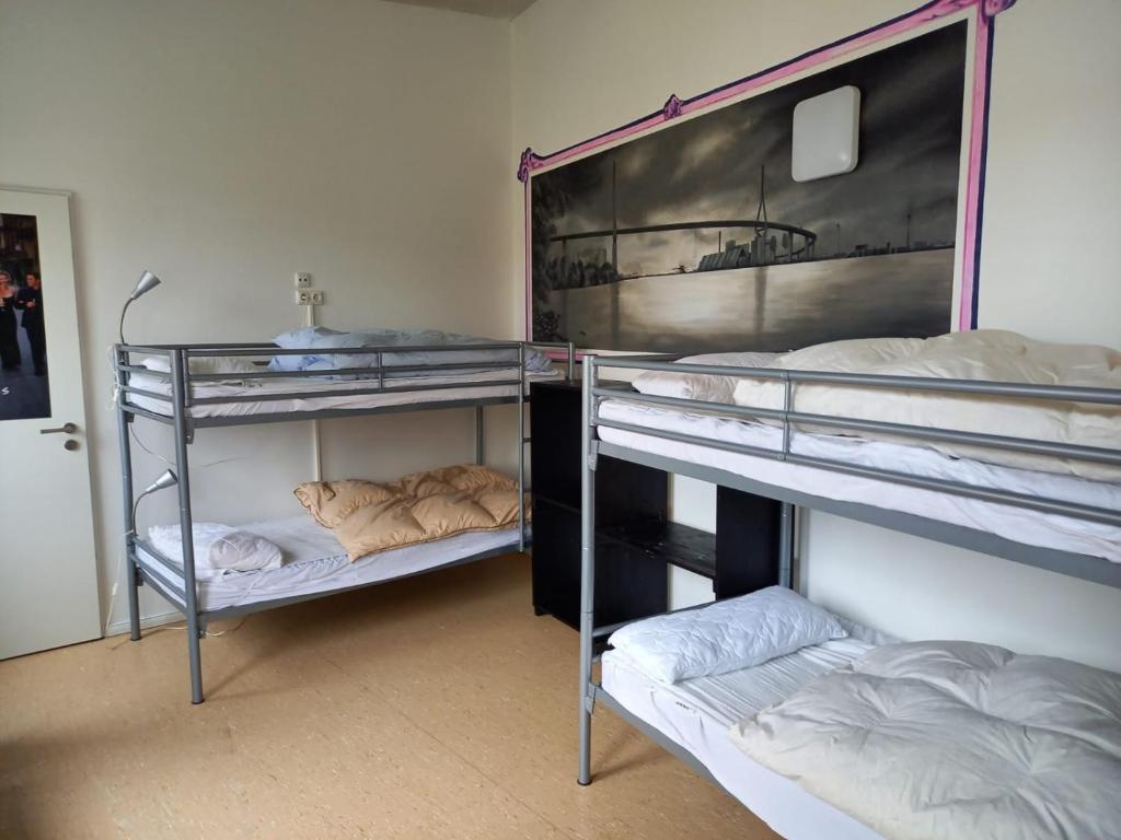 Postel nebo postele na pokoji v ubytování instantSleep Backpackerhostel St Pauli