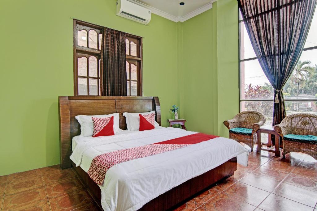 En eller flere senger på et rom på OYO 92551 Netra Hotel