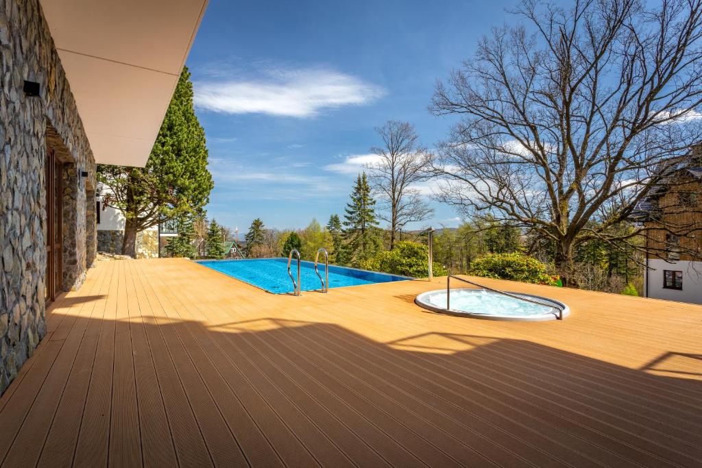 Bazén v ubytovaní Green Park Resort A3- Złoty Jeleń- z dostępem do basenu, sauny, jacuzzi, siłowni alebo v jeho blízkosti