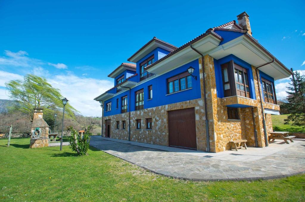 una grande casa blu con un cortile erboso di El Pongallin ideal para familias V Vacacional 268 a Sevares