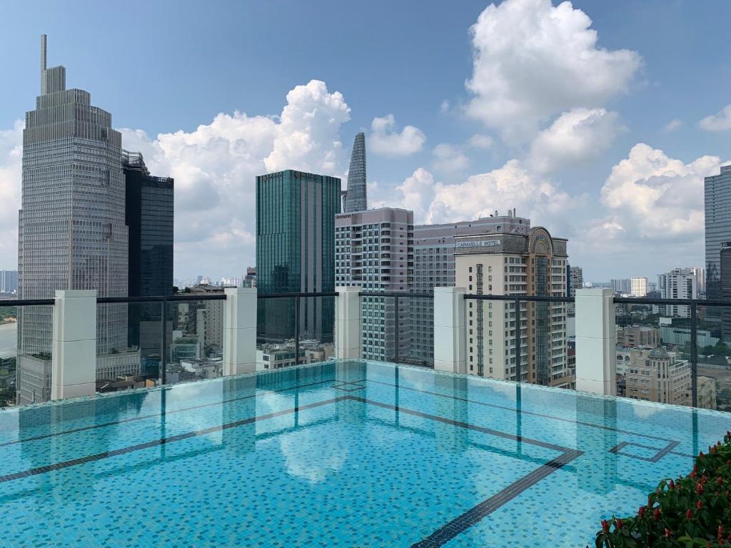une piscine sur le toit d'un bâtiment dans l'établissement De Lux Central D1 next Hyatt, Opera House, Ben Thanh, Pool,Gym, à Hô-Chi-Minh-Ville