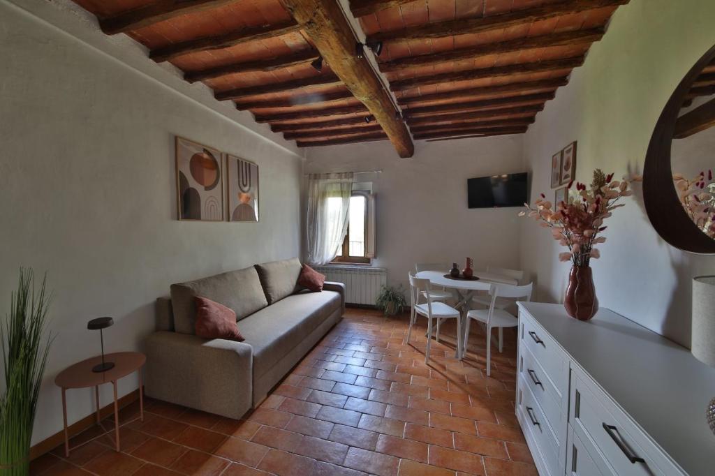 sala de estar con sofá y mesa en CASTELLO - Home Sweet Home Tuscany, en Colle Val D'Elsa