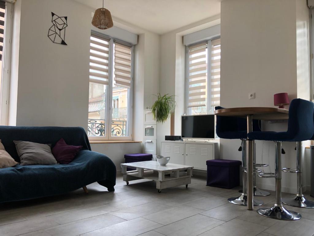 un salon avec un canapé et une table dans l'établissement joli appart au centre de Lyon, à Lyon