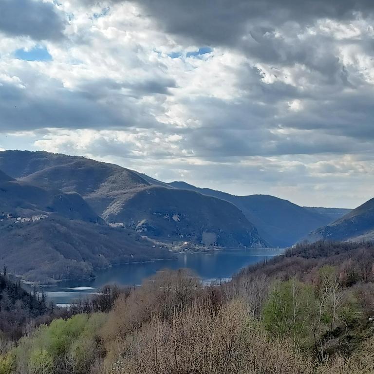 Un paisaje natural cerca de la estancia rural