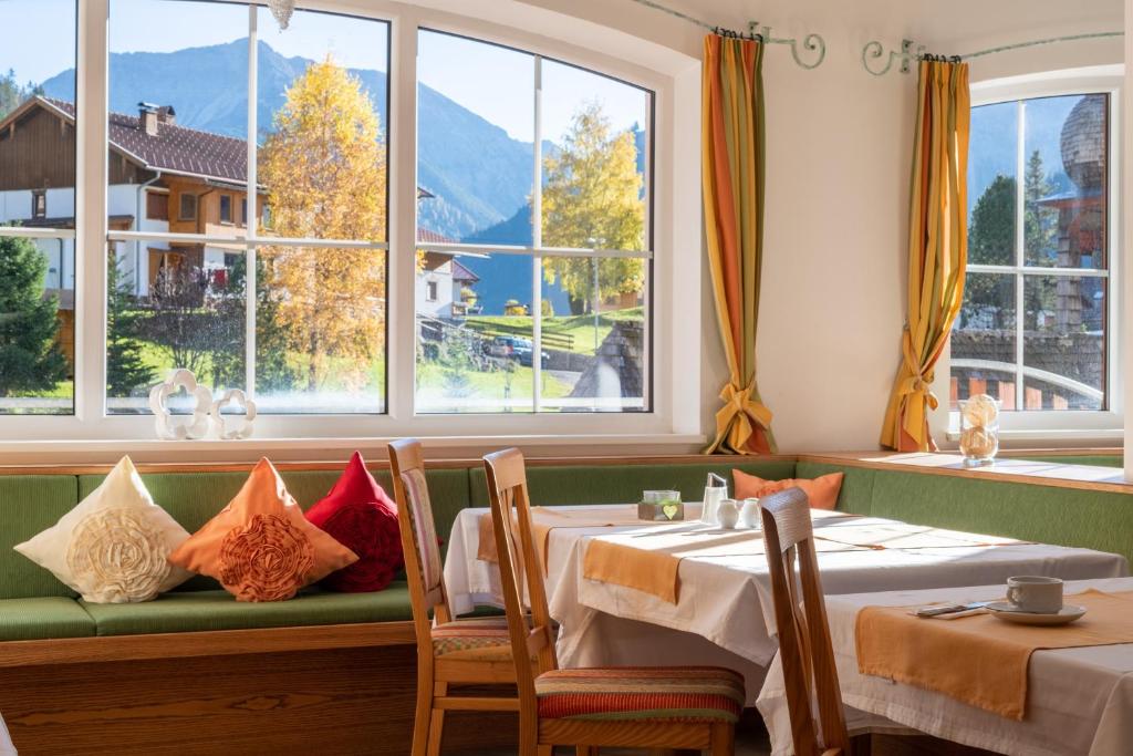 Nespecifikovaný výhled na hory nebo výhled na hory při pohledu z hotelu