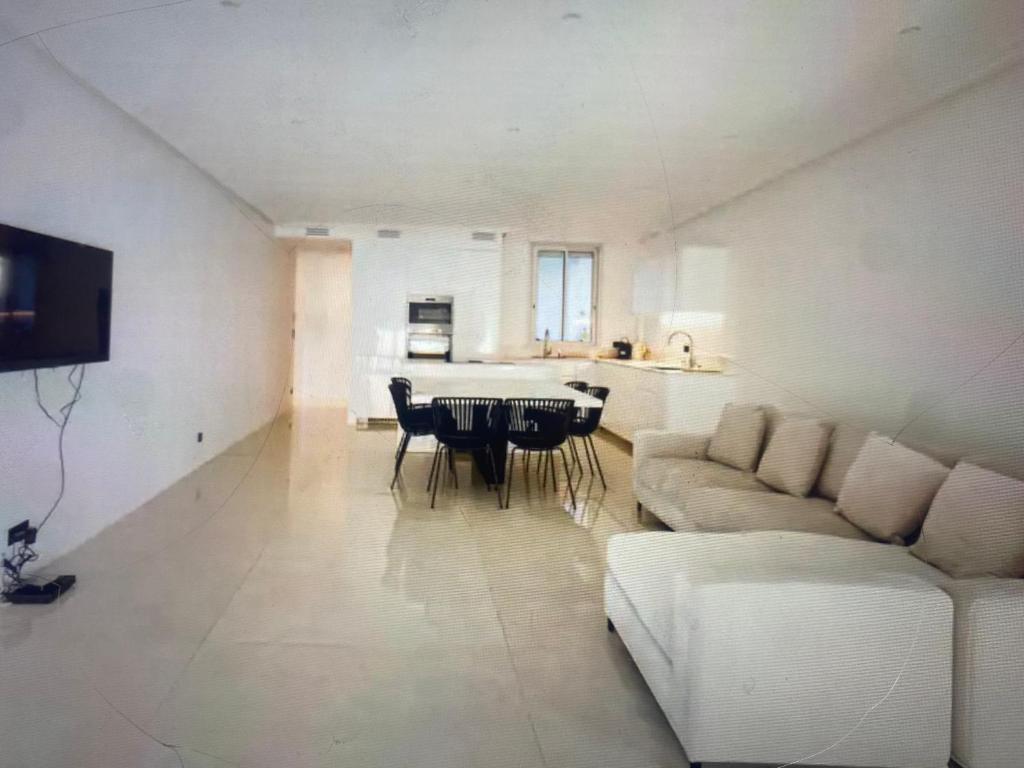 een woonkamer met een bank en een tafel bij Appartement Avec Terrasse Centre-ville Croisette in Cannes
