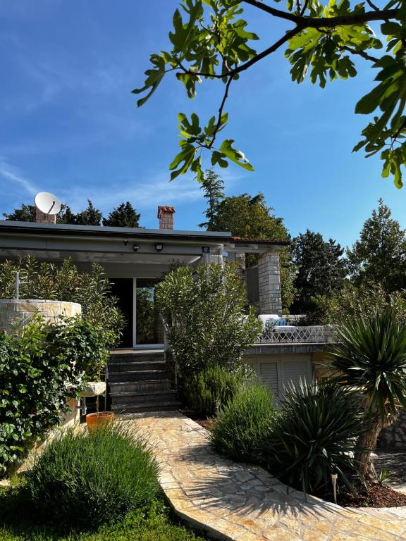 uma casa com um jardim em frente em Villa Karigador, Umag- Karigador, Istria em Karigador