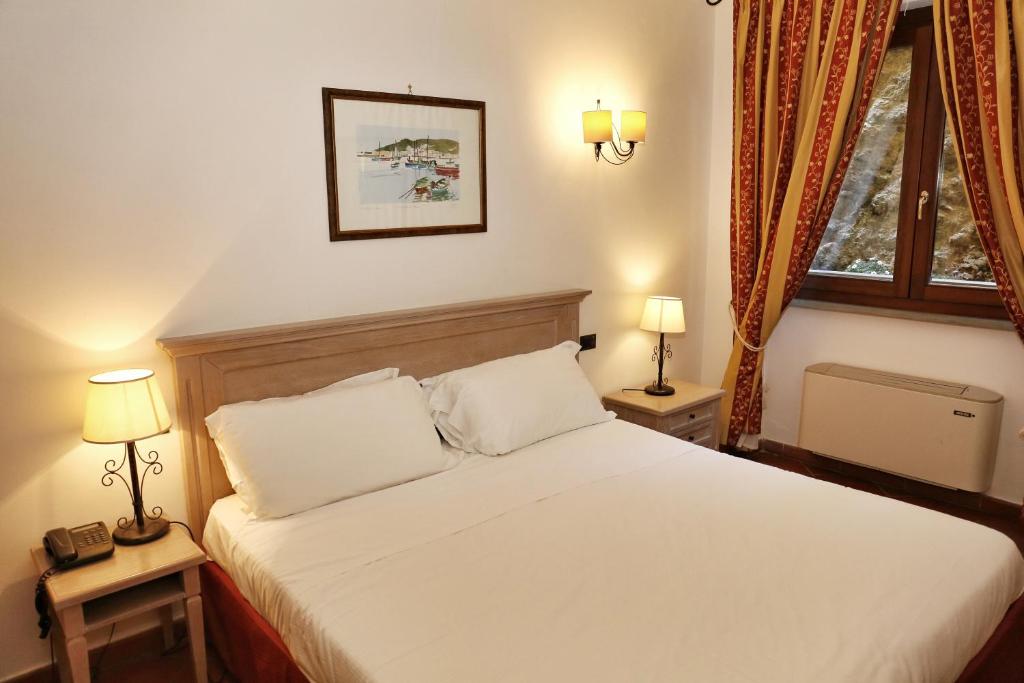 Postel nebo postele na pokoji v ubytování Albergo Filippo II