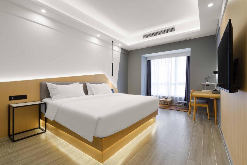 Giường trong phòng chung tại Weiming Hotel