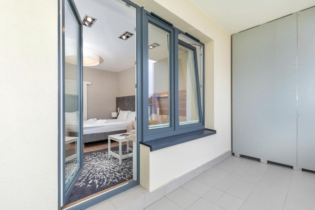 Posteľ alebo postele v izbe v ubytovaní Apartamenty Aquamarina Onyx by Noclegi Renters
