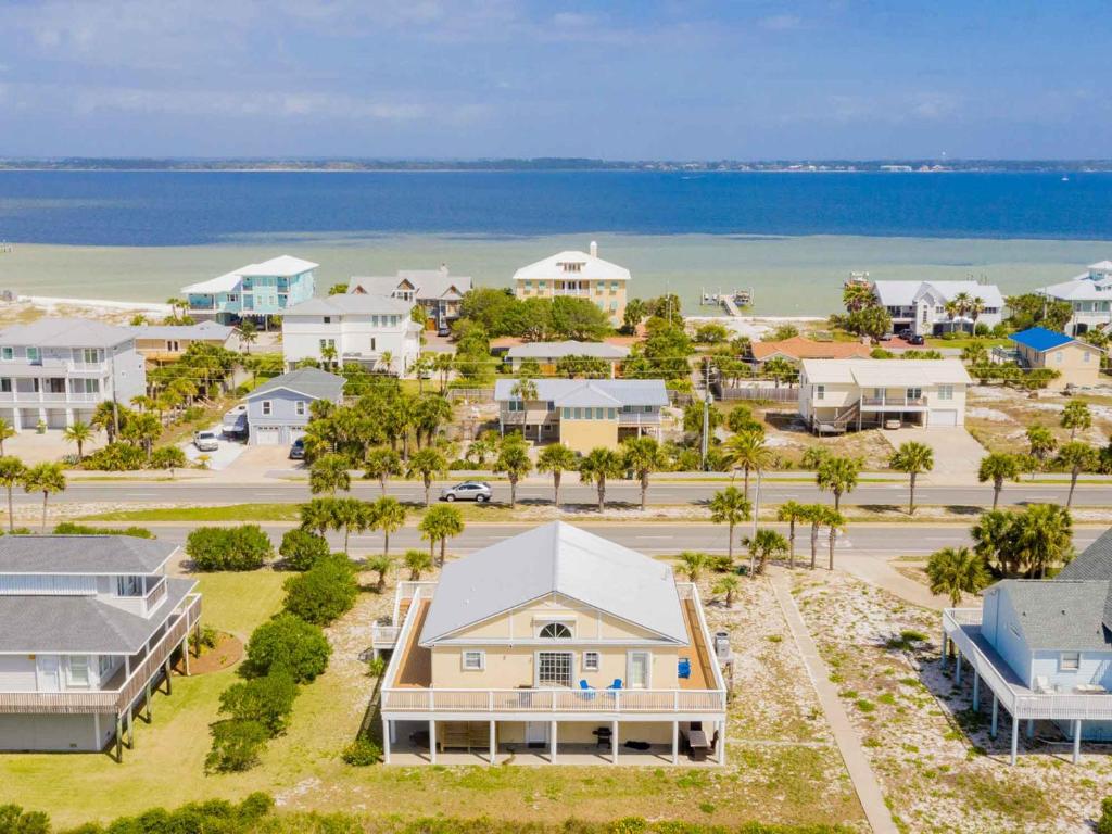 Una vista aérea de un resort con el océano. en Sunglow Bungalow, en Pensacola Beach