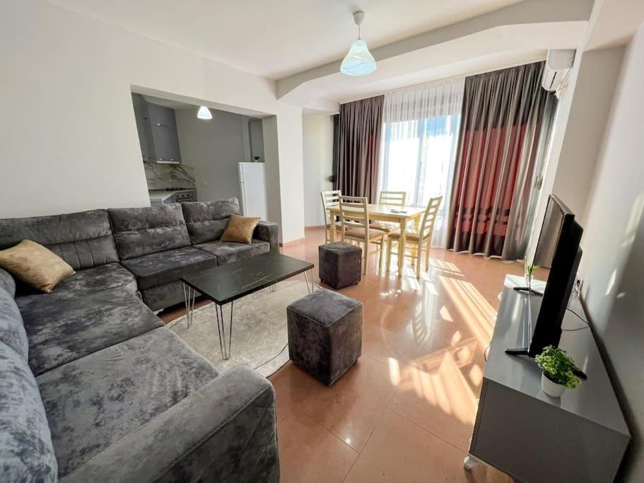 Zona d'estar a Scanderbeg Square 2BR APT