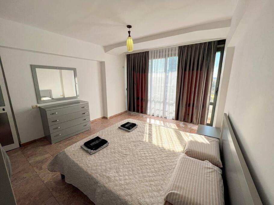 Llit o llits en una habitació de Scanderbeg Square 2BR APT