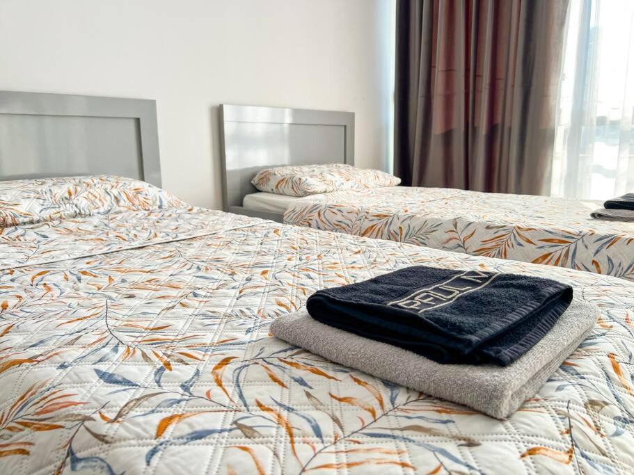Llit o llits en una habitació de Scanderbeg Square 2BR APT