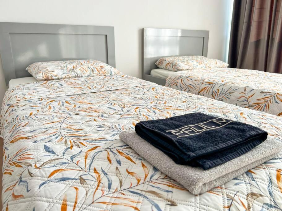 Llit o llits en una habitació de Scanderbeg Square 2BR APT