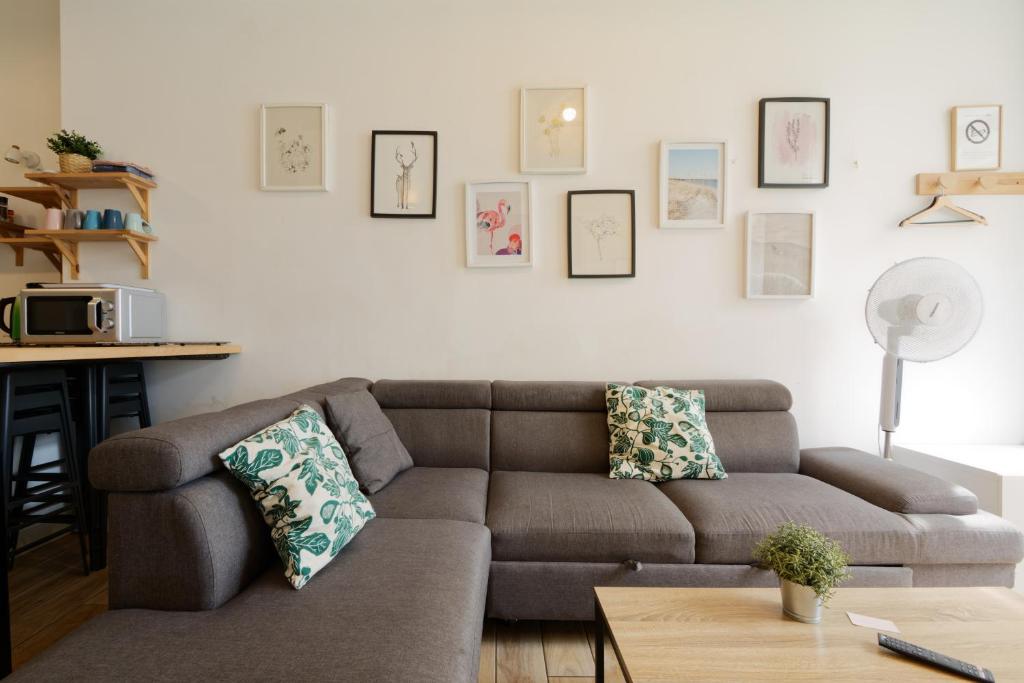 un salon avec un canapé et une table dans l'établissement Sleep in Montpellier, Molly, centre, gare, 2 ch, Tram St-Denis, à Montpellier