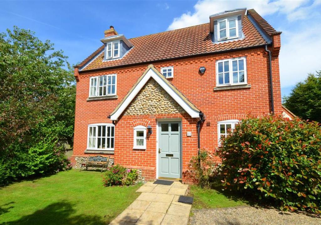 11 Oaklands Crescent, Holt Updated 2024 Prices