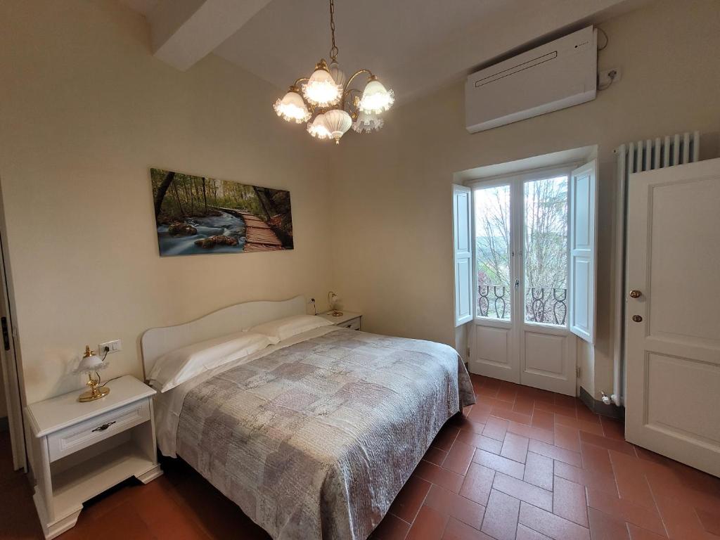 1 dormitorio con cama y ventana en Casa Volpini, en Panzano