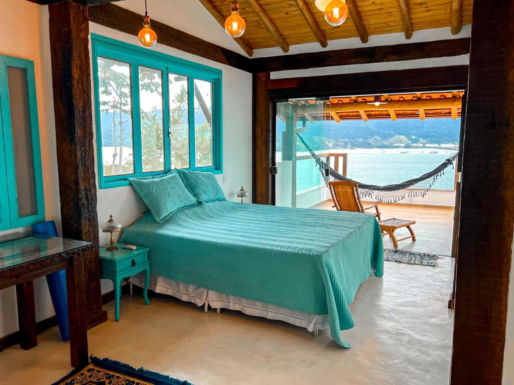 伊利亞貝拉的住宿－Linda casa em condomínio fechado com vista para Ilha das Cabras，一间卧室配有一张床,享有水景