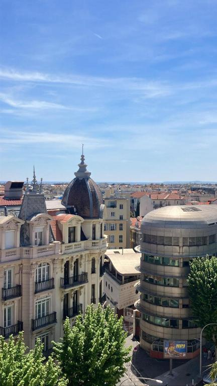 un grand bâtiment surmonté d'un dôme dans l'établissement Appartement 2 pièces en étage élevé, centre-ville au calme, petite vue mer, à Nice