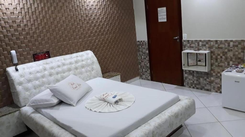 Cette chambre comprend un lit blanc avec un oreiller. dans l'établissement HOTEL HELIO PRATES, à Brasilia