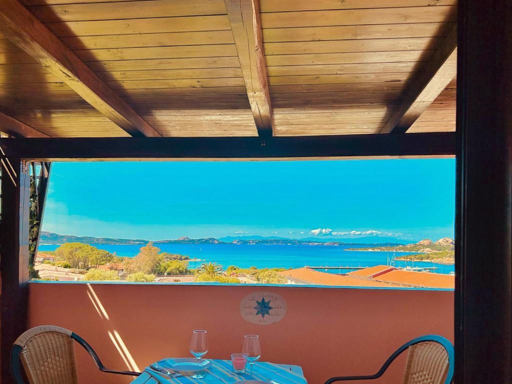 uma mesa com vista para o oceano a partir de uma janela em Sea View Homes CB em Baja Sardinia