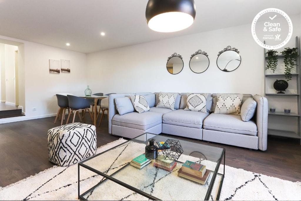 un soggiorno con divano e tavolo di Benfica Apartments III by Homing a Lisbona