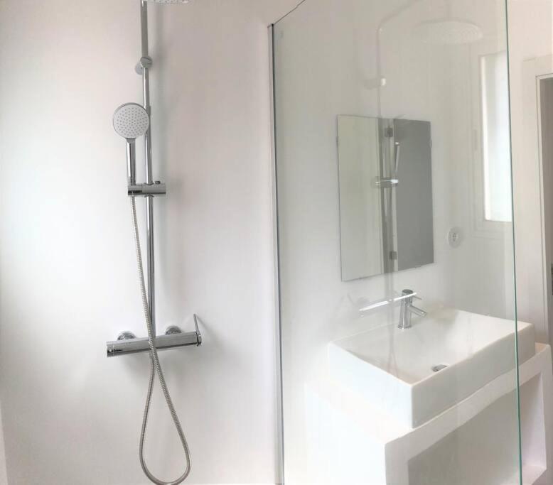 Ένα μπάνιο στο Casa 70 - Surfboard included