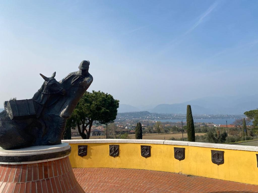 eine Statue eines Reiters in der Unterkunft Appartamento - Il Rustico in Manerba del Garda