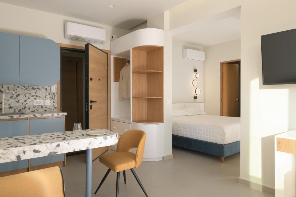 um quarto com uma cama e uma mesa com escrivaninha em Matareva Suites - Ostria Deluxe Suite Studio em Retimno