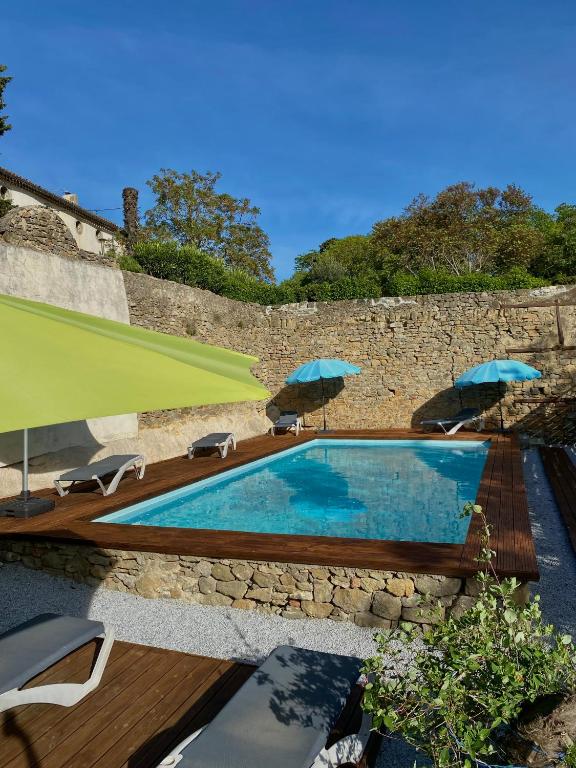 Bazén v ubytování Logis Hôtel Château De Palaja nebo v jeho okolí