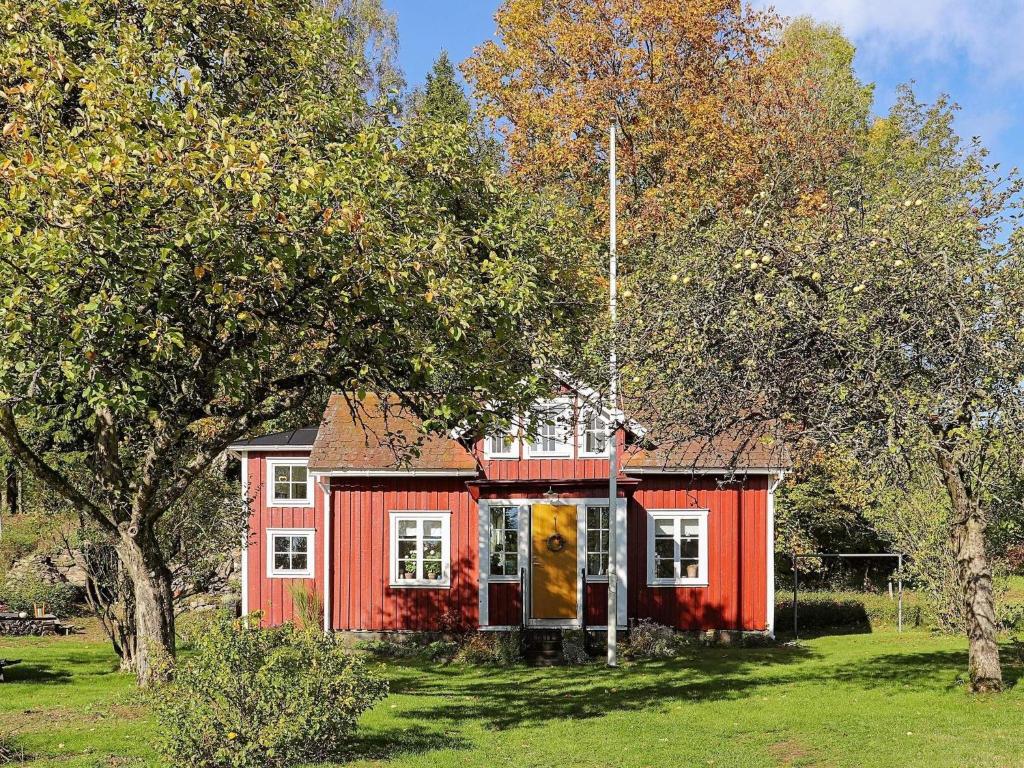 ウッラレッドにあるHoliday home ULLAREDの木の小さな赤い家