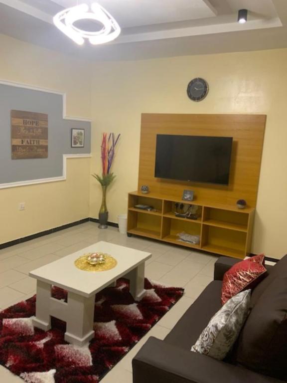 TV a/nebo společenská místnost v ubytování Rehoboth Homes