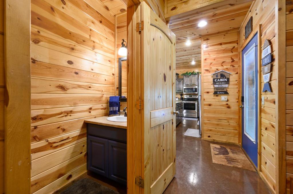 Hickory Bear - Cabin surrounded by pines, Sleeps 10, Hot Tub, Fire Pit, Arcade, Foosball Table & Deck Slide photo