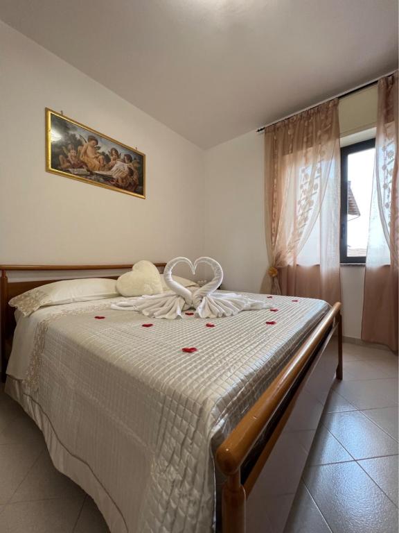 um quarto com uma cama com rosas em Cuor di Maria em Agerola
