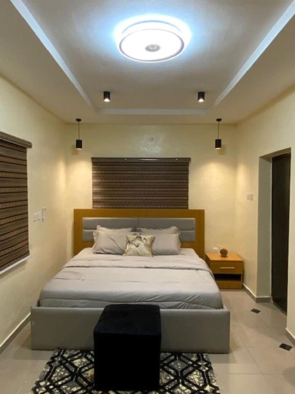 1 dormitorio con 1 cama grande en una habitación en Rehoboth Homes en Port Harcourt