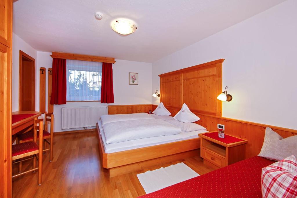 Postel nebo postele na pokoji v ubytování Hotel Garni Aghel