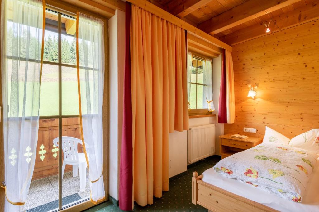 Postel nebo postele na pokoji v ubytování Hotel Thaneller Stadl Bräu