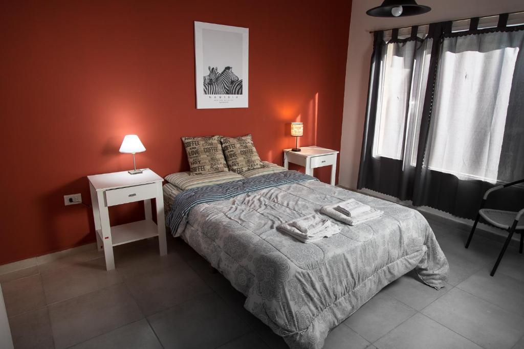 1 dormitorio con 1 cama, 2 mesitas de noche y ventana en Los palos Ribera Norte 2 en Playa Unión