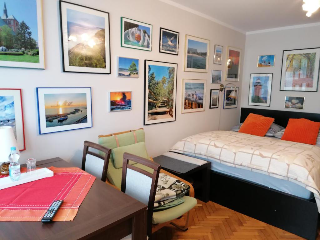 - une chambre avec un lit, un bureau et une table dans l'établissement Apartament przy Starówce, à Kołobrzeg
