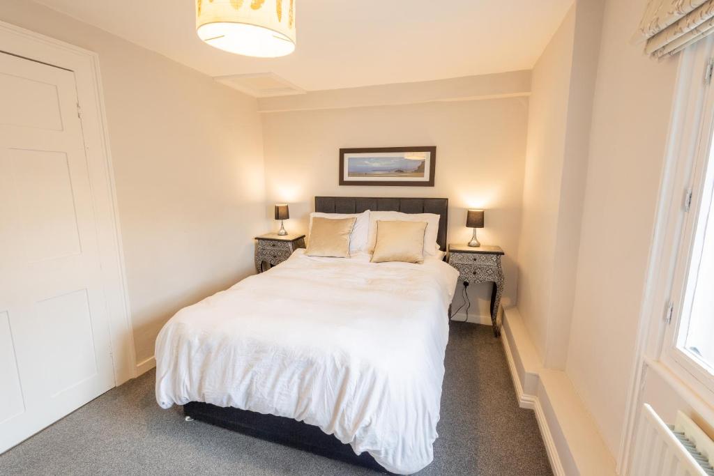 1 dormitorio con 1 cama y 2 mesitas de noche en Bridge Street Views, en Chester