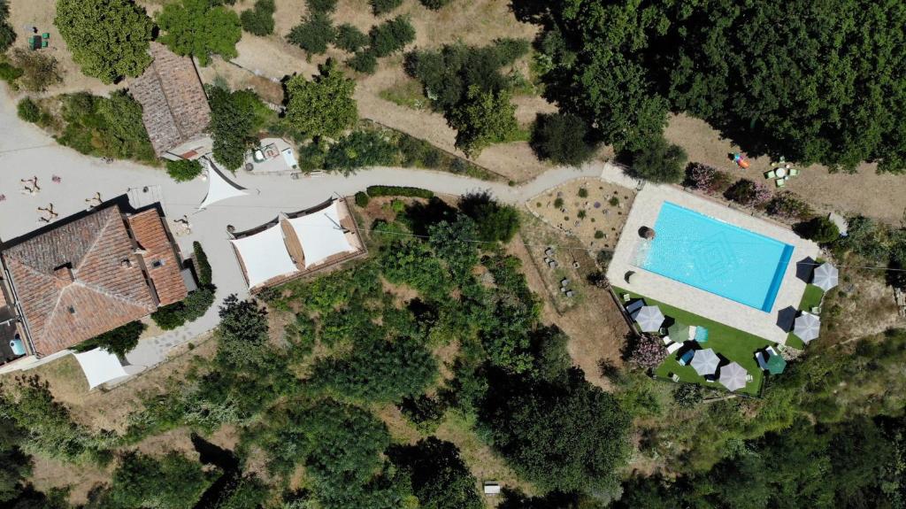 een uitzicht op een huis en een zwembad bij Agriturismo Anna-Rosa in Legoli