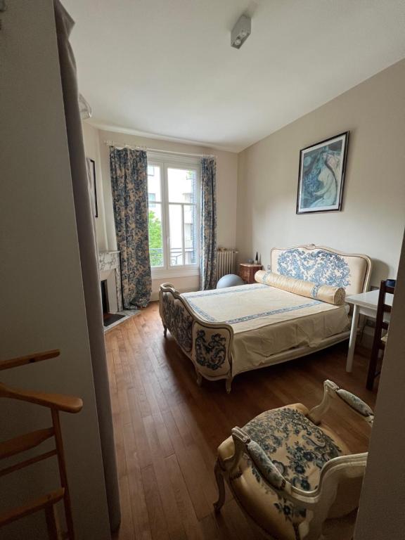- une chambre avec 2 lits et une fenêtre dans l'établissement HYPER CENTRE, logement climatisé avec PARKING SECURISE, à Clermont-Ferrand