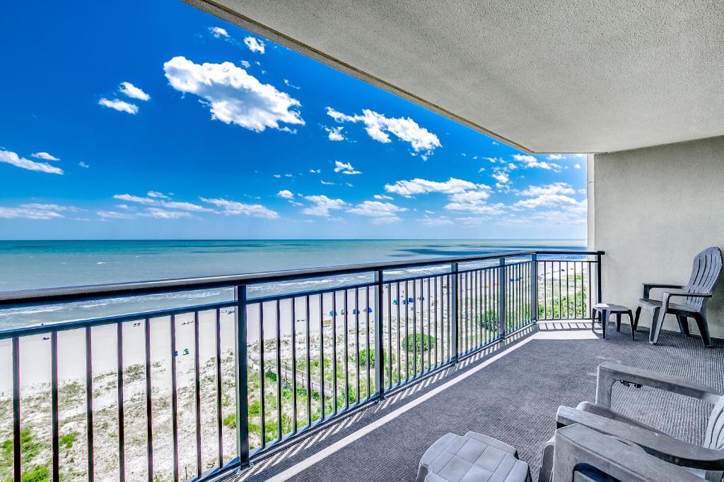 een balkon met uitzicht op de oceaan bij South Wind 902 in Myrtle Beach