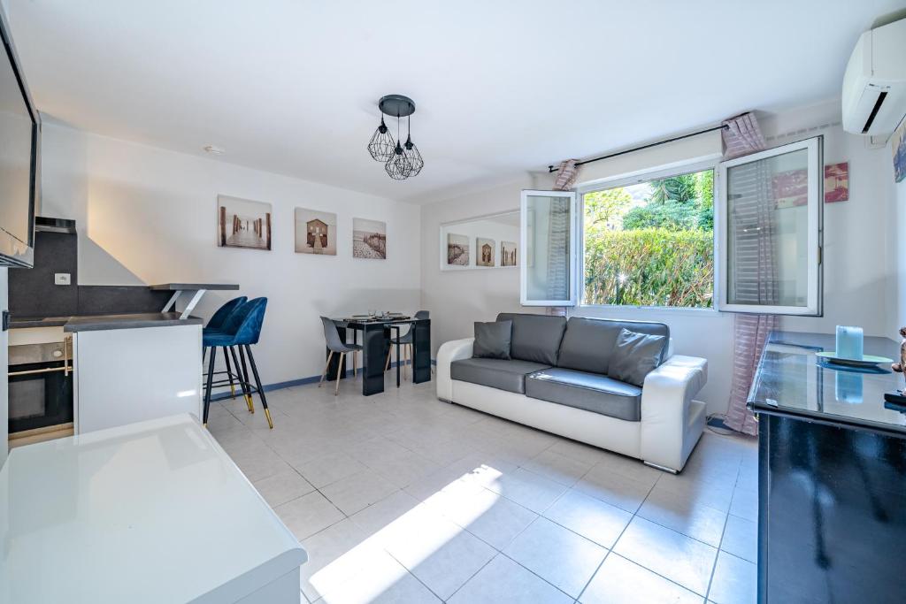 un salon avec un canapé et une table dans l'établissement Charmant appartement proche gare, à Nice